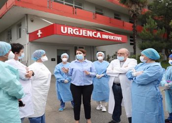 Një pacient del nga intubimi/ Manastirliu takim me mjekët e Infektivit: Virusi nuk është zhdukur, faleminderit për sakrificën që po bëni