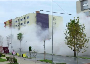 Video/ Ishte dëmtuar nga tërmeti i 26 nëntorit, shembet me eksplozivë C4 pallati në bulevardin e Durrësit