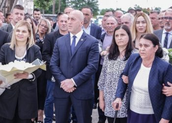 Kryemadhi i kthen vizitën Haradinajt dhe i shkon në vendlindje: Homazhe tek varri i babait të ish-Kryeministrit