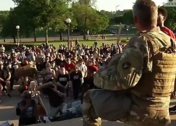 SHBA/Gjesti prekës gjatë protestave, Nënkoloneli ulet në gjunjë dhe kërkon falje