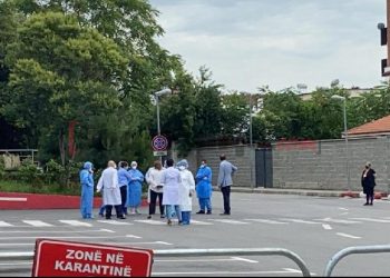 Shpërthimi i rasteve të reja me COVID-19/ Manastirliu mbledh me urgjencë mjekët e Infektivit