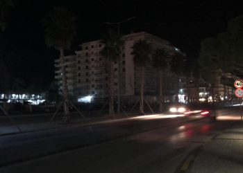 Defekt në nënstacionin elektrik, i gjithë qyteti mbetet pa drita. Priten specialistët nga Fieri dhe Gjirokastra