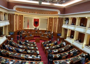 “Stani me lepuj” i kthyer në gërrmadhë