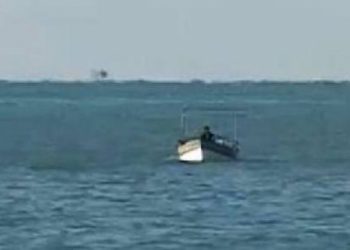 Durrës/ Bllokohet një pedalon në det, rrezikohet fundosja e tij