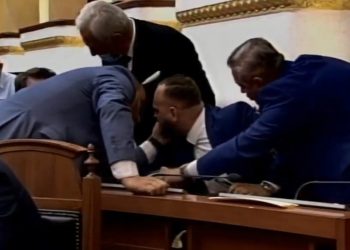VIDEO/ “Plas” sherri në Kuvend mes deputetëve të opozitës, Halit Valteri përplaset me Ralf Gjonin