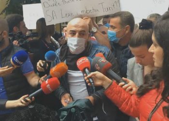 Shoqata e transportit shkel masat anti-Covid dhe proteston para Ministrisë, shpërndahen pas thirrjeve të policisë