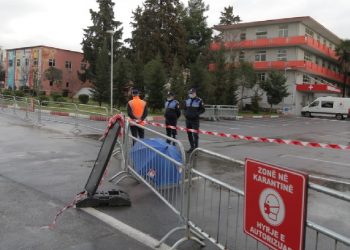 5 raste të reja në Lezhë/ Pozitive edhe gruaja e policit të burgut. Punonjësja e Bashkisë u infektua me babain në QSUT