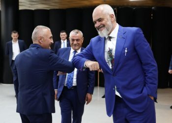 Takimi me bërryl nuk mjafton, Meta i kthehet ‘zanatit’, nuk dekreton ligjin për bizneset