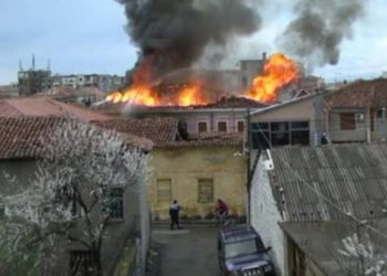 Durrës/ Shtëpia shkrumbohet nga flakët, ndërron jetë 70- vjeçarja e cila jetonte e vetme