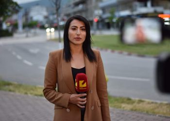 Aksidentohet gazetarja shqiptare, makina e përplasi sapo doli nga zyrat e punës