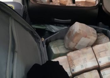 Detajet/ Mbi 2.6 milionë euro të sekuestruara në Durrës, ishin fshehur në 5 qese. Drejtuesi i mjetit ka udhëtuar disa herë drejt Italisë