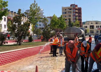 Shijak/ Kryebashkiaku, Elton Arbana i bashkohet aksionit për pastrimin e qytetit