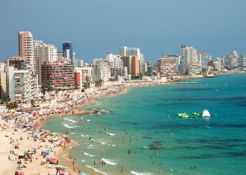 Spanja heq kufizimet për turistët nga Bashkimi Evropian