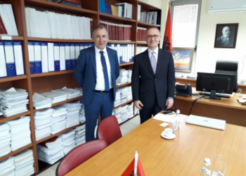 Takim “kokë më kokë” mes Ambasadorit të Italisë dhe kreut të SPAK: Lufta ndaj krimit të organizuar sfidë thelbësore për Shqipërinë