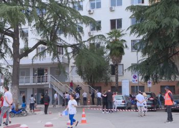 Mjeku apelon: Kurba e parë e koronavirusit në ulje, por nëse s’merren masa, kurba e dytë do zgjasë më shumë