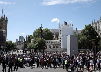 Protestat anti-racizëm/ Statuja e Çërçillit mbulohet për t’u mbrojtur, Britania rrezikon përplasjen civile