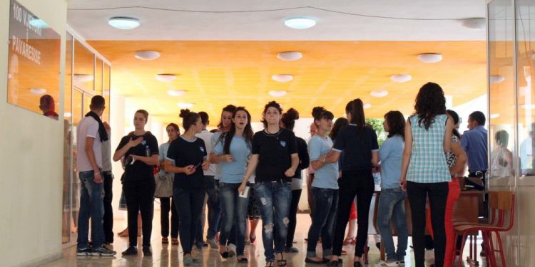 Maturante te shkolles Myslym Keta, duke dale pas provimit te Matematikes, per Maturen Shteterore.