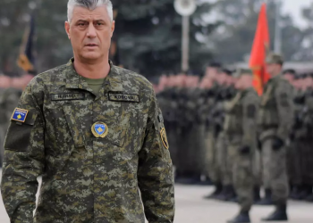 Me emblemën e UÇK, Thaçi reagon edhe në anglisht: Askush nuk mund ta rishkruajë historinë e Kosovës
