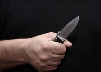 Pasagjerë në të njëjtin mjet/ Një burrë kërcënon me thikë një grua për ti marrë çantën