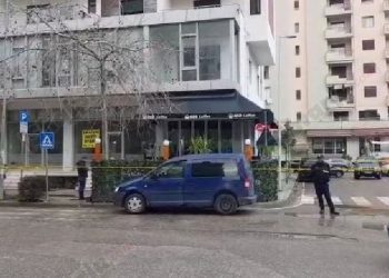 Gjendet lëndë plasëse para një banese në zonën e “Ujit të Ftohtë” në Vlorë, policia në vendngjarje