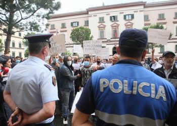Fenomeni “Turi” mbërrin edhe tek protesta e Shoqatës së Transportit, parrullat epike: A do bëhet Turi shofer autobusi