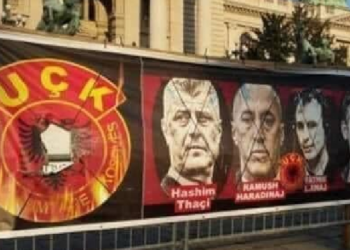 Pas aktakuzës, në Serbi vendosin para parlamentit banderolën provokuese kundër krerëve të UÇK-së