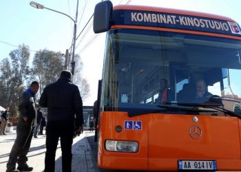 Epidemiologët shqiptarë apelojnë: Evitoni transportin publik!