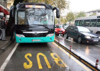 Veliaj paralajmëron kompanitë e transportit urban: Nëse nuk filloni shërbimin ndaj qytetarëve, humbisni licencën