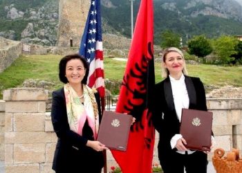 SHBA grant 800 mijë dollarë për ringritjen e kalave të dëmtuara, Yuri Kim lexon vargjet e poetit amerikan për Skënderbeun