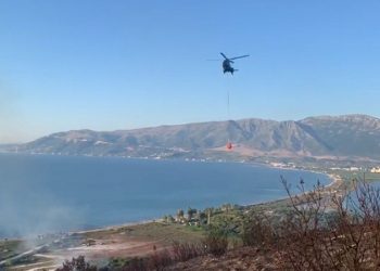 Zjarri në Pashaliman, bëhet ndërhyrje nga ajri për të shuar flakët. Ministria e Mbrojtjes: Nuk rrezikohet baza