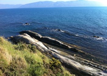 Gjendet një trup i pajetë në plazhin e Zvërnecit, dyshimet e para të policisë
