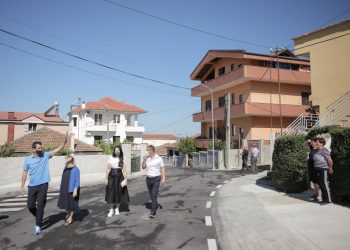 Përfundon puna në bllokun e banimit “Enver Preza” në Sauk, rikonstruktohen 7 rrugë