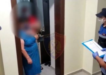Video/ Policia kontrolle në banesat e të prekurve me COVID-19: Mos dilni jashtë, i kemi të gjitha listat!