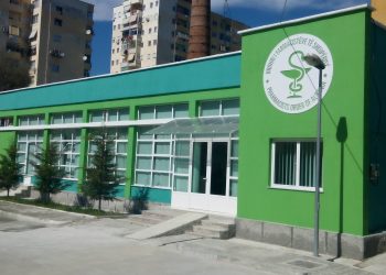 Urdhri i Farmacistëve “kyç dyert”: Një anëtar i stafit tonë rezultoi me Covid-19