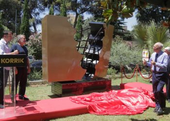 30 vjet nga “Eksodi i ambasadave”, Tirana përkujton me një monument artistik ditën kur shqiptarët mposhtën frikën dhe zgjodhën lirinë në perëndim