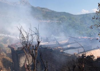 FOTO/ Shkrumbohen dy banesa në Shkodër, familjet mbeten në qiell të hapur