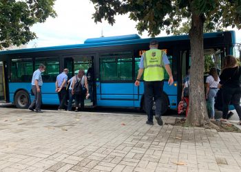 Autobusët nisin punën/ Policia Bashkiake monitoron protokollin e sigurisë, nuk lejohen pasagjerët pa maska