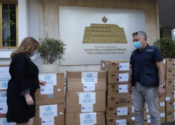 Ndihma për të luftuar COVID-19, zyra e OBSH në Shqipëri dhuron mjete mbrojtëse për stafet mjekësore