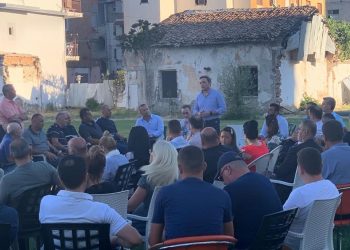 FOTO/ Bardh Spahia sfidon koronavirusin, pa maska dhe pa masa mbrojtëse mbledh “kokë më kokë” demokratët në Fier