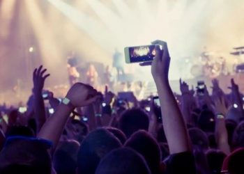 Fansat e muzikës do të ndihmojnë shkencëtarët të kuptojnë si përhapet virusi në ambiente të mbyllura