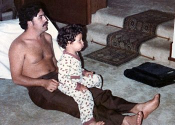 Foto/ Djali i Escobar me “dy baballarë”, spiuni anglez i shpëtoi jetën dhe e birësoi