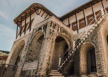 FOTOT/ Rama promovon Gjirokastrën tek “Shqipëria e bukur”