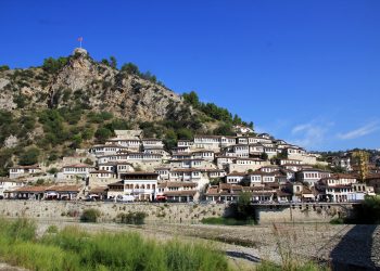 E infektuara me koronavirus në Berat thyen karantinën, gjobitet me 700 mijë lekë të reja