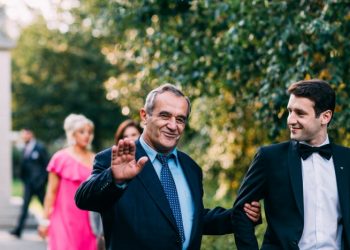 Rrëfimi i djalit të Moikom Zeqos: Sëmundjen e babait e mësova ditën e dasmës time