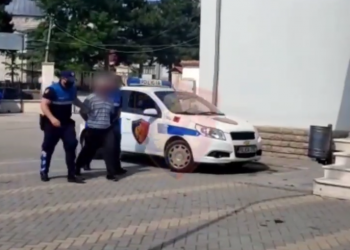 Bien në pranga tre persona në Korçë, akuzohen për dhunë në familje, mashtrim dhe vjedhje