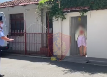 Video/ Personat e prekur me COVID-19 kontrollohen në banesat e tyre, policia bën verifikimet në orare të ndryshme gjatë ditës