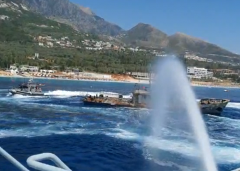 VIDEO/ Mbytet në mes të ditës anija në Dhërmi, ja shkaku