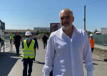 VIDEO/ Rindërtimi i 300 apartamenteve në Kavajë, Rama inspekton punimet: Të nxjerrim më të mirën e mundshme nga fatkeqësia