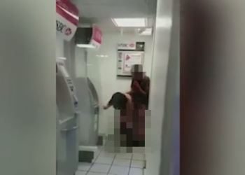 VIDEO / Çifti kryen marrëdhënie përpara bankomatit, njerëzit presin në radhë