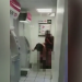 VIDEO / Çifti kryen marrëdhënie përpara bankomatit, njerëzit presin në radhë